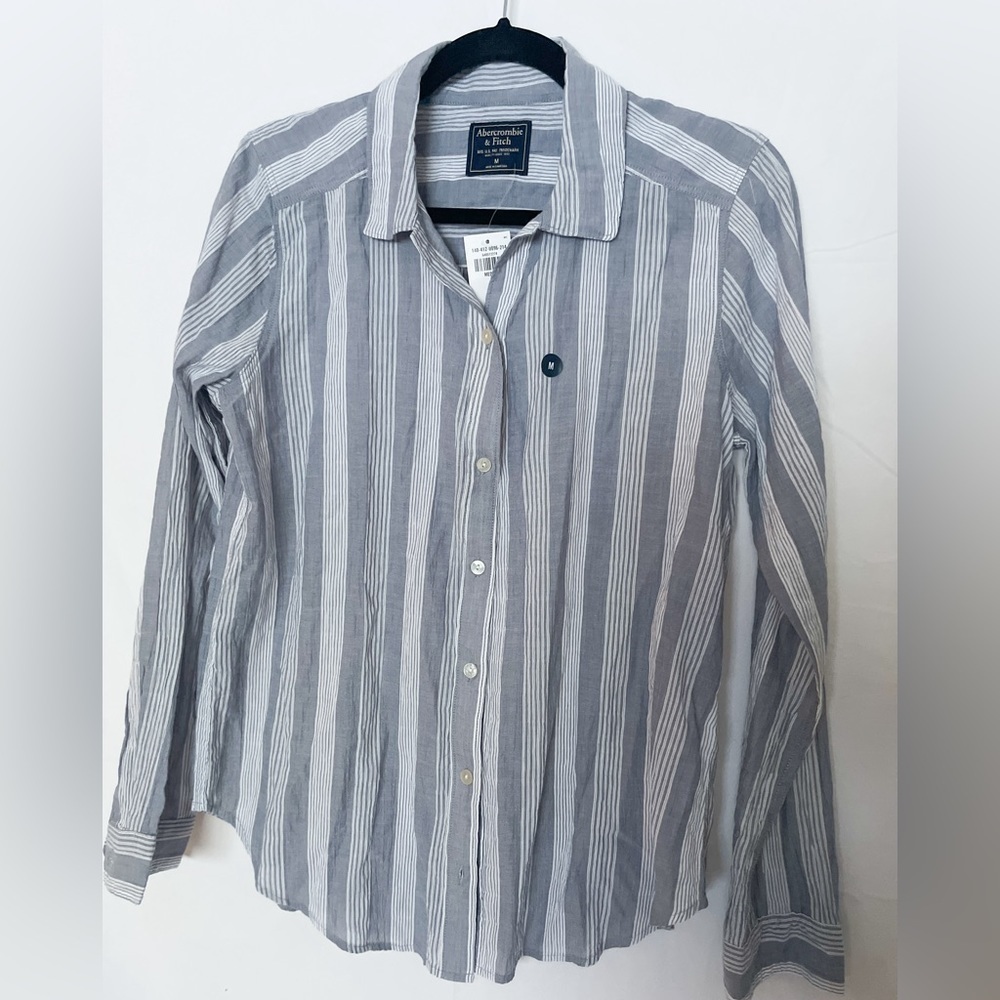 NWT Abercrombie and Fitch striped gray button down size M